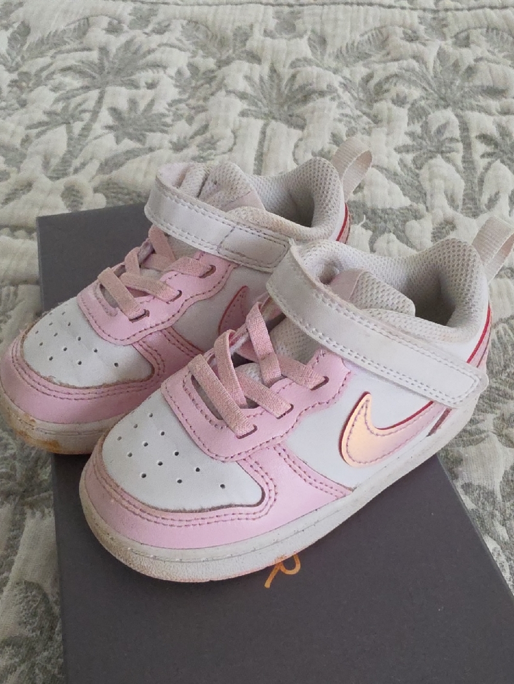 Nike Kids White & Pink Hook-and-Loop Low-Top Sneakers